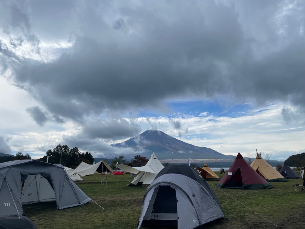 富士山　複数のテント　曇り空