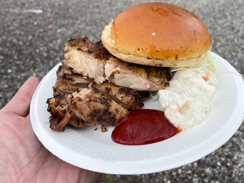 お皿の上のハンバーガー　チキン　ポテトサラダ
