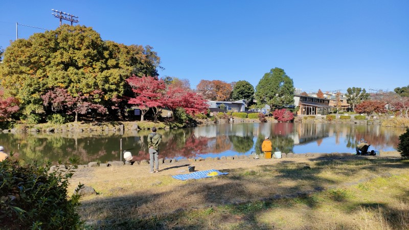 こども自然公園　大池で釣りをする人