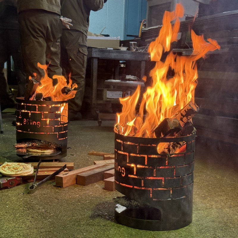 89Ing焚火台 鐵窯(テツガマ) RENGA 2台の燃焼風景